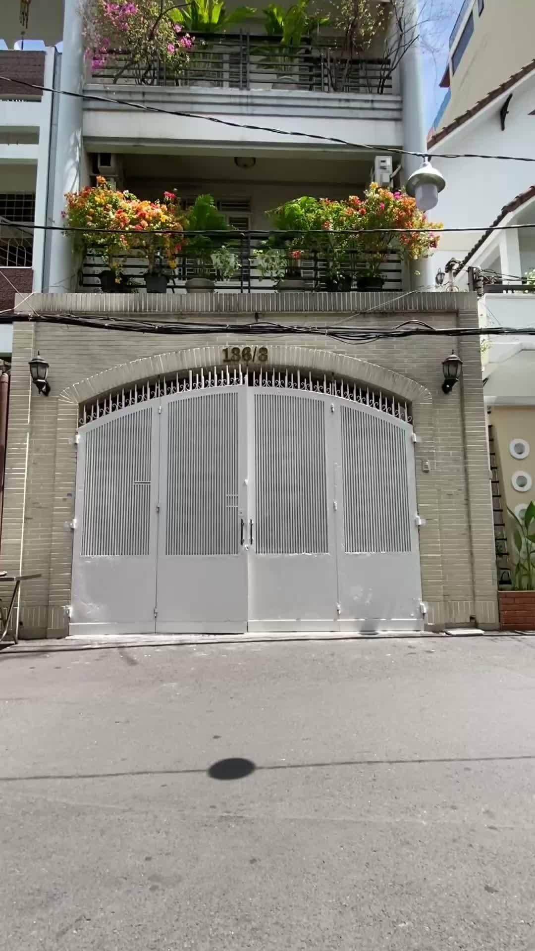 [QUẬN 3 - VƯỜN CHUỐI] HẺM RỘNG ĐỦ 2 Ô TÔ TRÁNH NHAU - NHÀ 4 TẦNG 89,5 m² - SÂN RIÊNG ĐỖ Ô TÔ + 7 XE MÁY. - ảnh 2